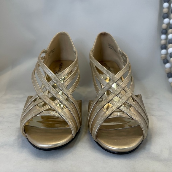 Easy Street Women's Oceana Pump, Gold Metallic, 9.5 Wide - Picture 3 of 14